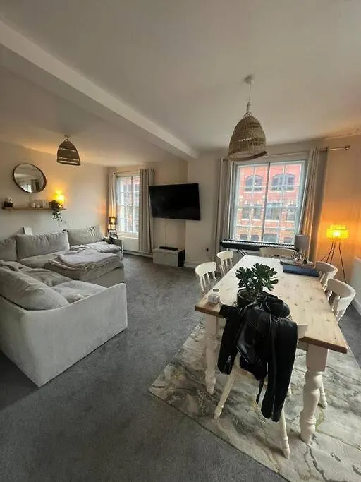 Rugby Haven: 2Br/1Ba Apt Near Principality Stadium Cardiff Apartment